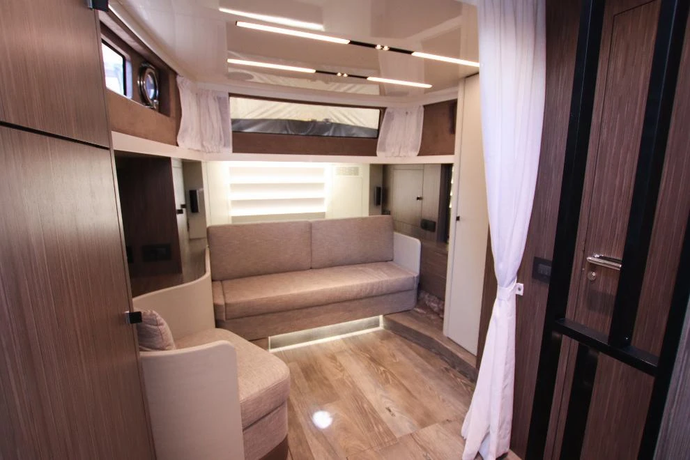 A46 LUXURY TENDER - Image 10