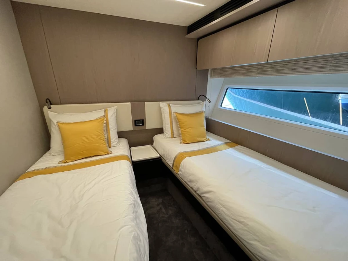 FLY 72 - Image 19