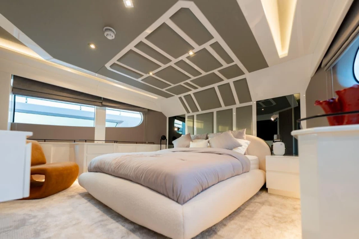100 - LUXURY SUPER YACHT - Image 2