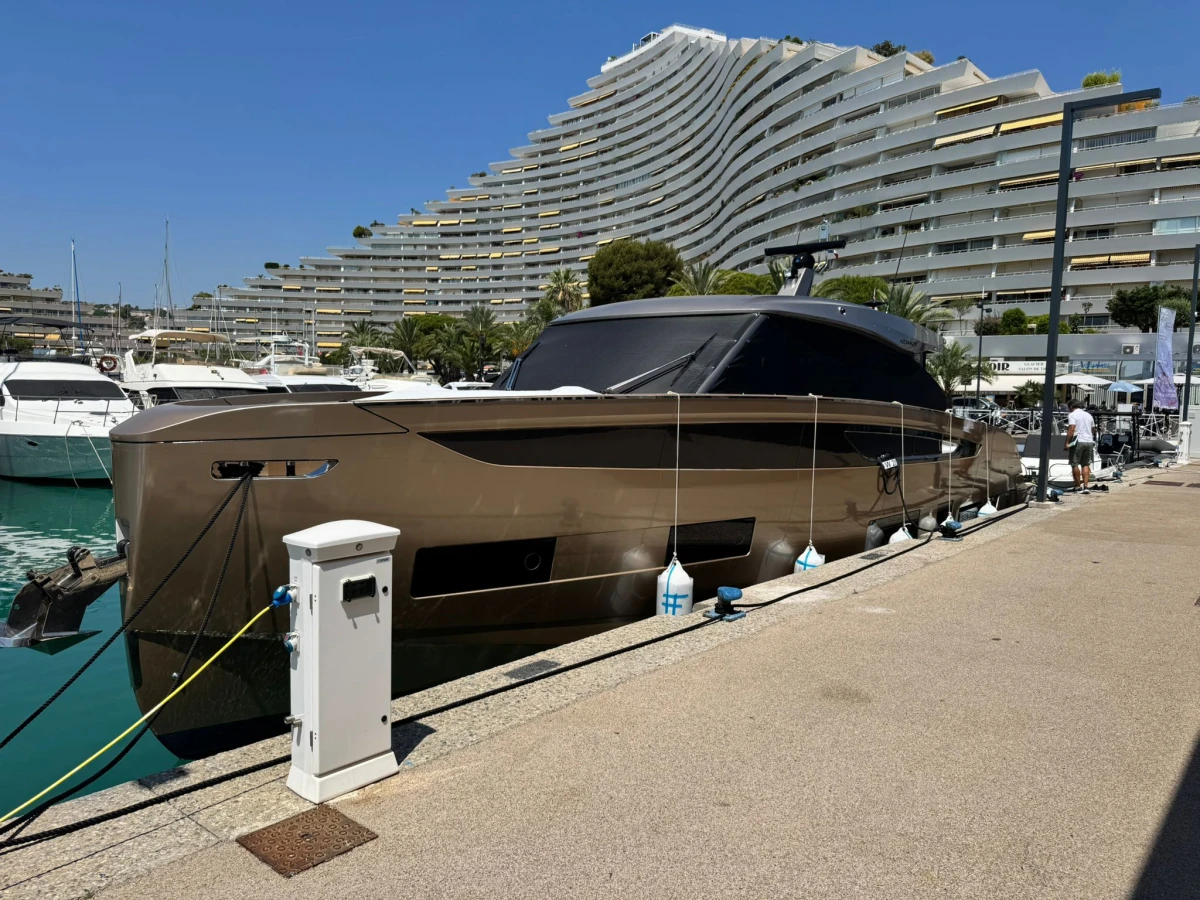 Azimut SEADECK 6